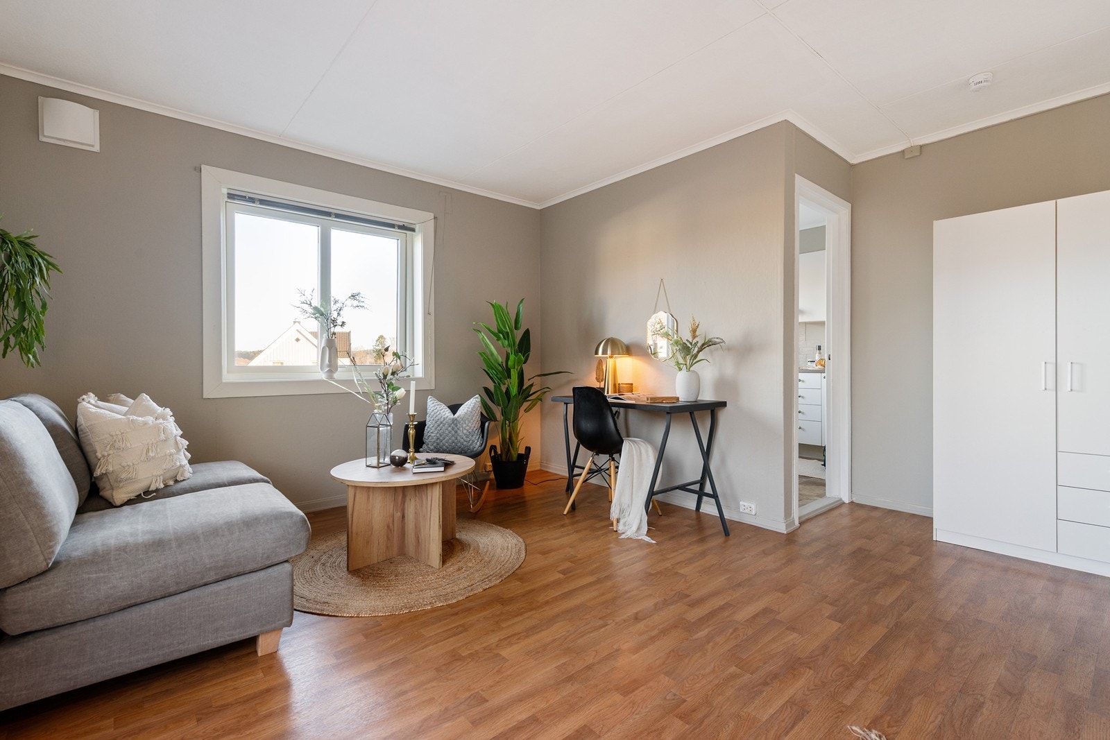 Lys og flott stue med god planløsning. Galleribilde