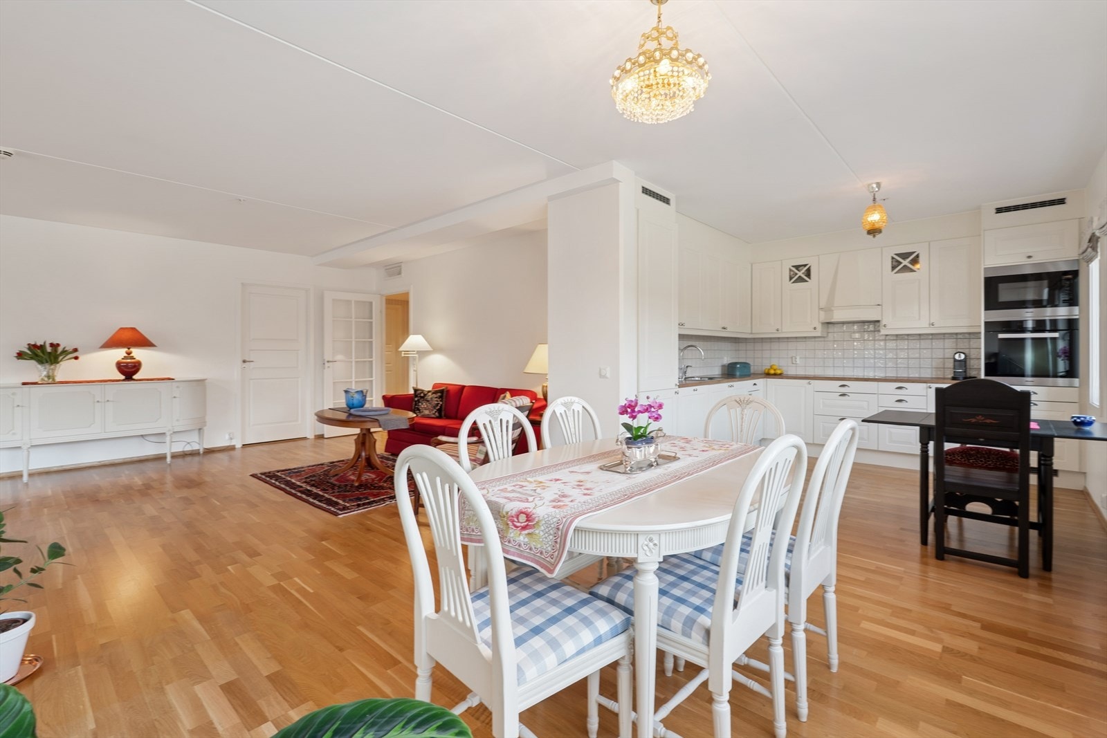 Kjøkkenet er praktisk tilbaketrukket fra stuen og har god plass til spisegruppe Galleribilde