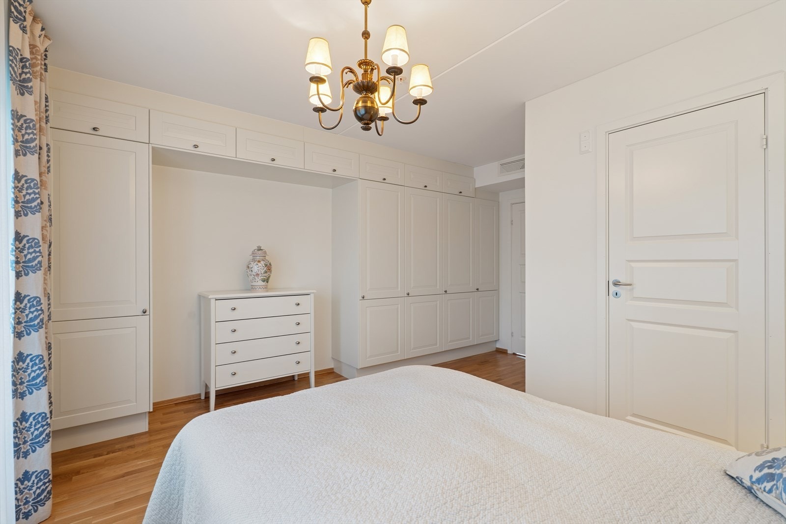 Hovedsoverommet har en stor plassbygget garderobe Galleribilde