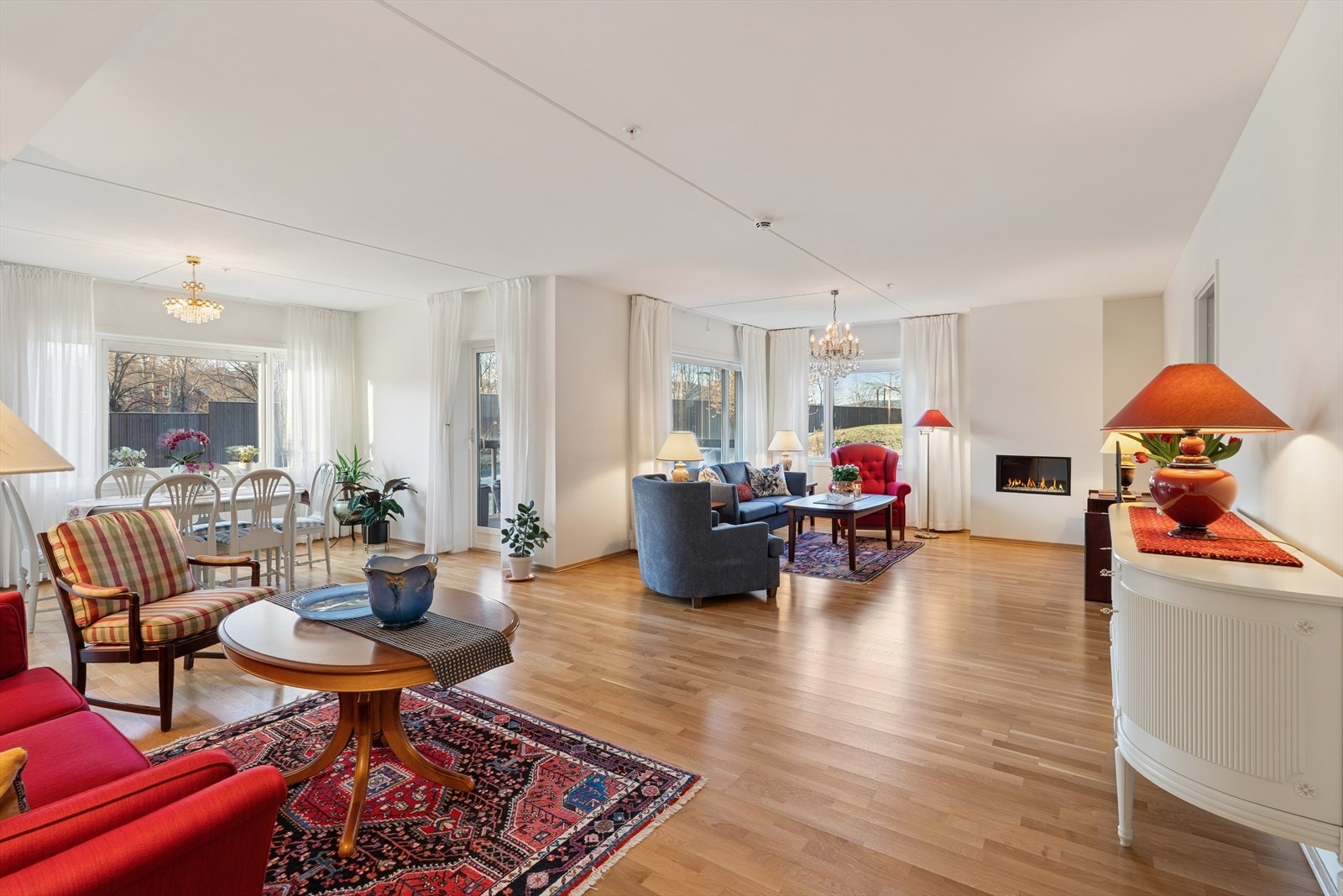 Stuen er romslig med plass til to salonger Galleribilde