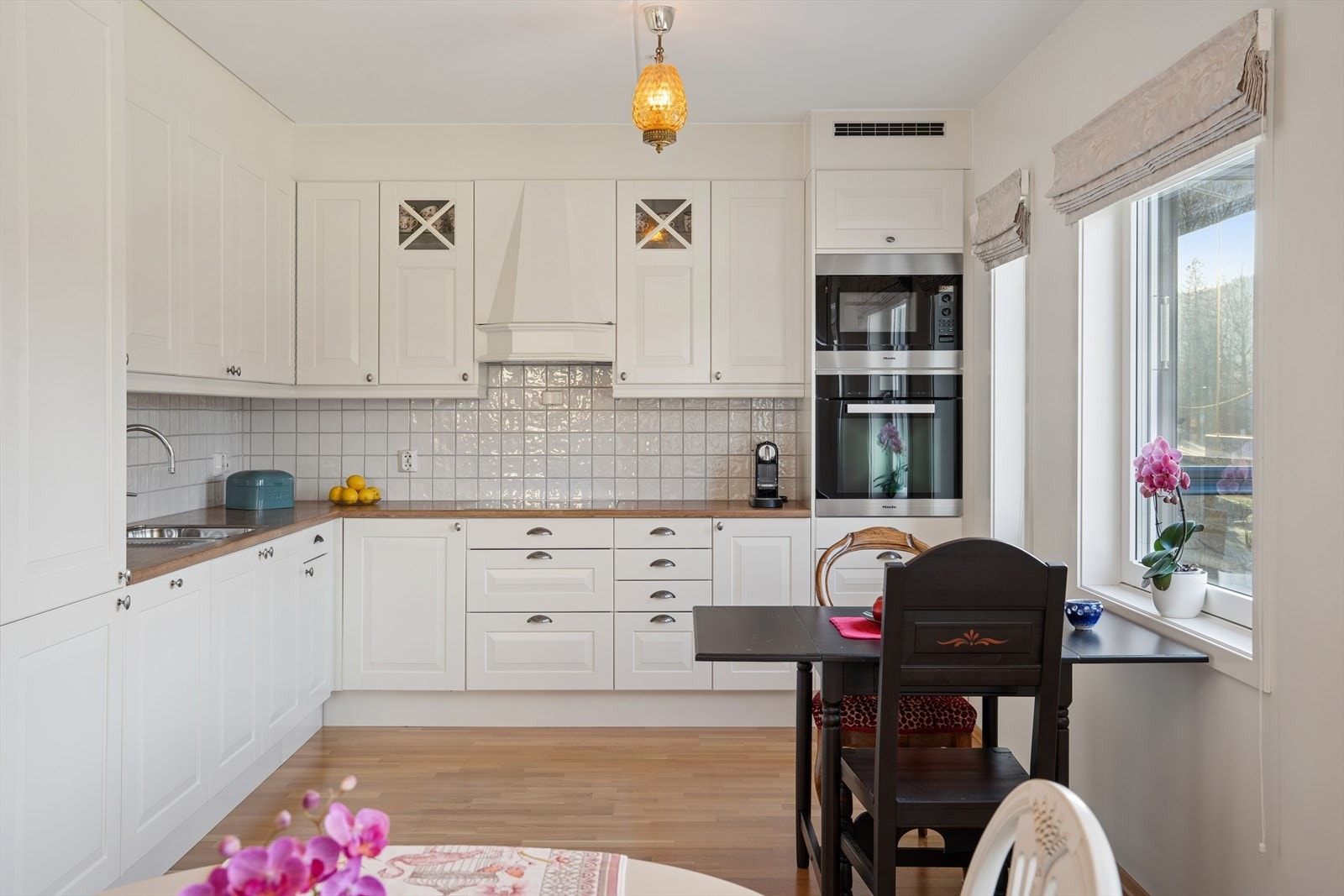 Integrerte hvitevarer som oppvaskmaskin, koketopp, komfyr, kjøl/frys og microbølgeovn medfølger Galleribilde