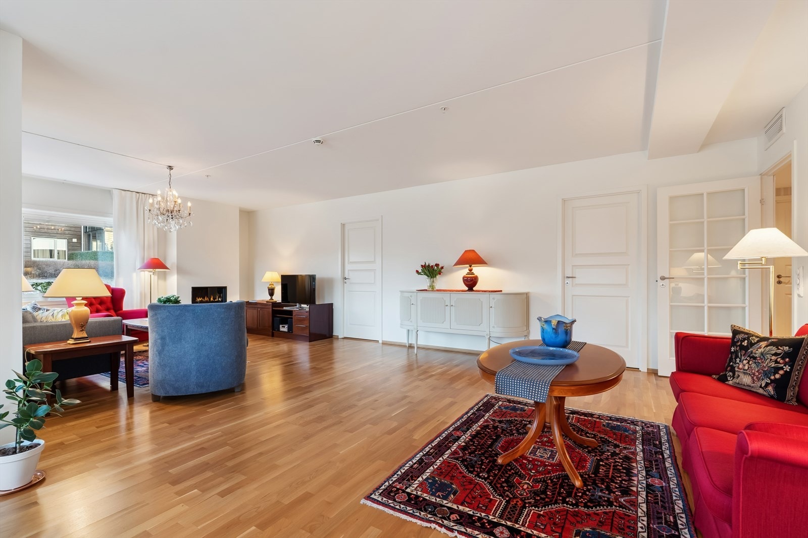 Lys og trivelig stue med godt lysinnslipp Galleribilde