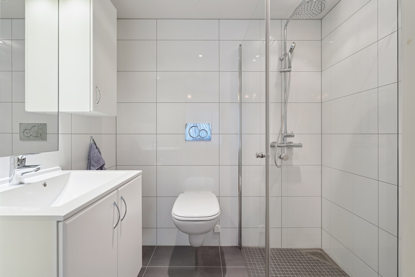 Baderom i tilknytning til hovedsoverom Galleribilde