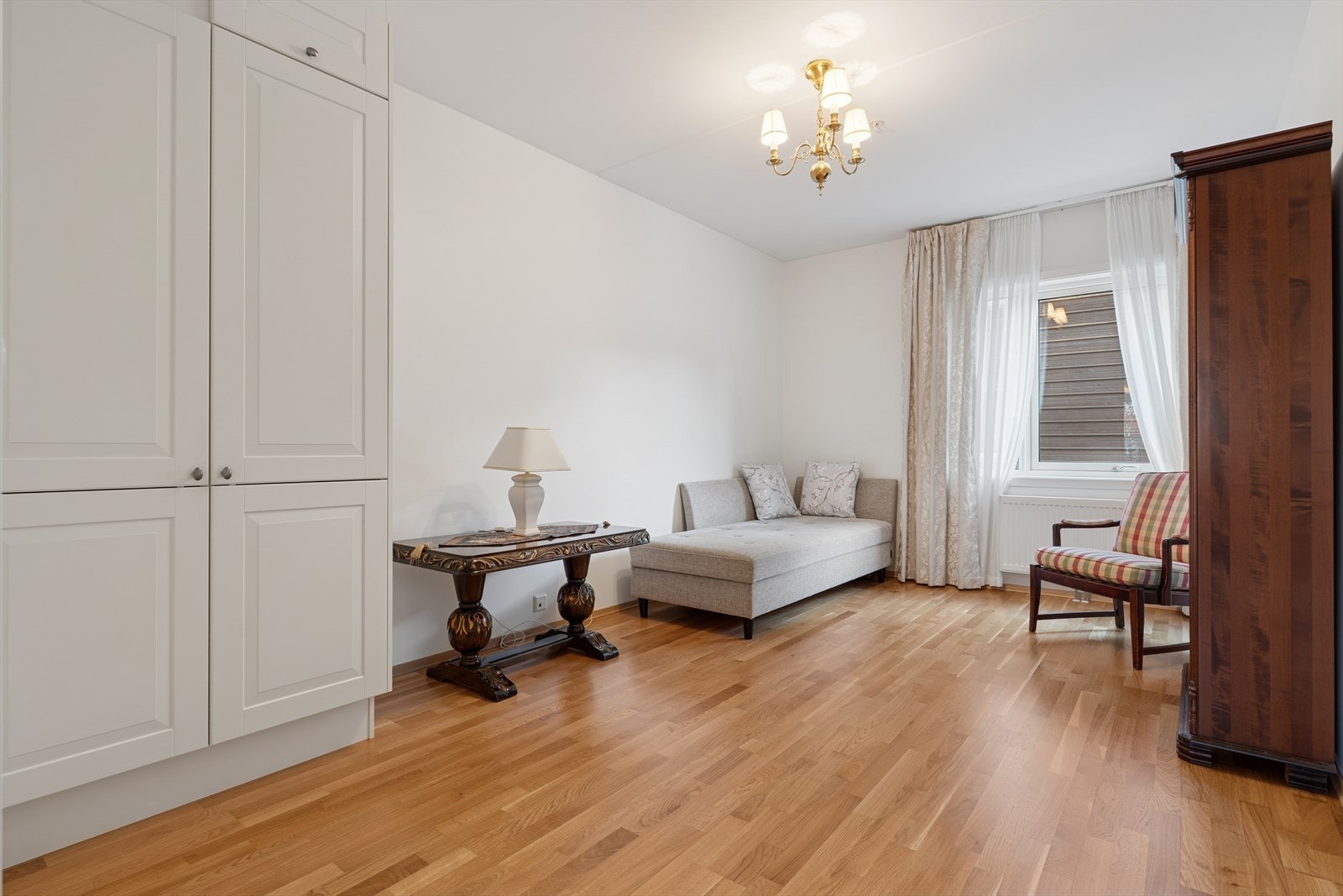 Soverom 2 er også romslig og har godt med garderobeplass Galleribilde