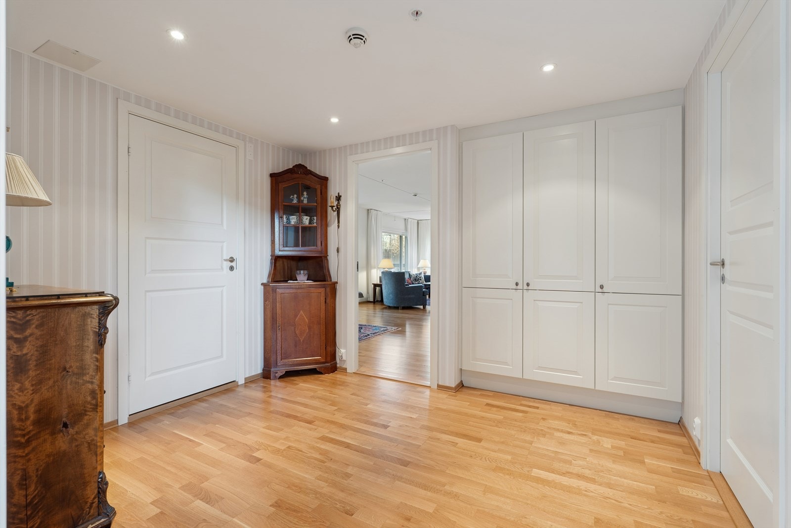 Entré/gang med plassbygde garderobeskap Galleribilde