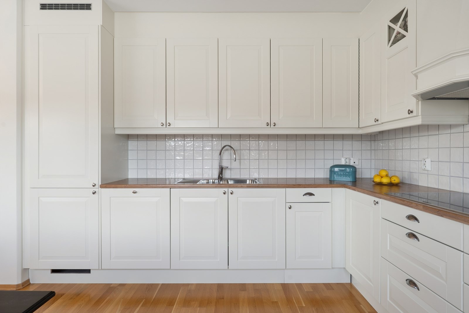 Moderne kjøkkeninnredning med hvite profilerte fronter Galleribilde