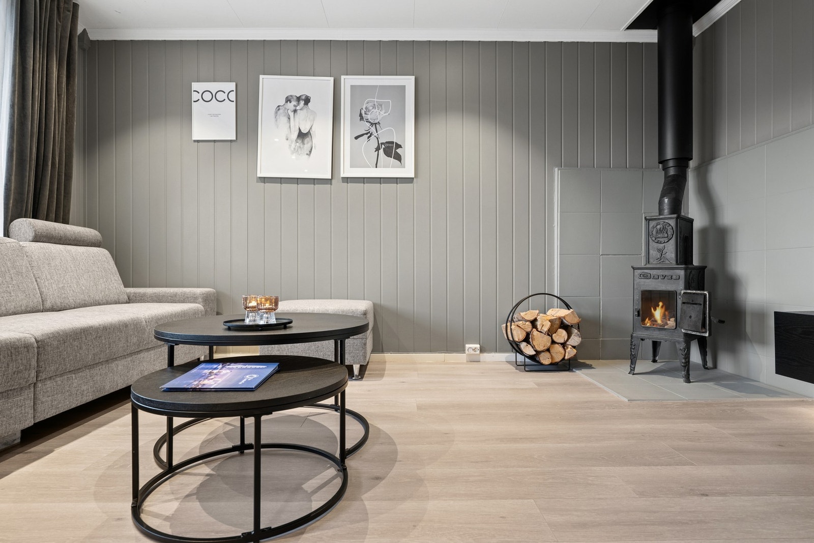 Stue med laminatgulv samt oppgraderte vegger og øvrige overflater, utført i 2021. Galleribilde