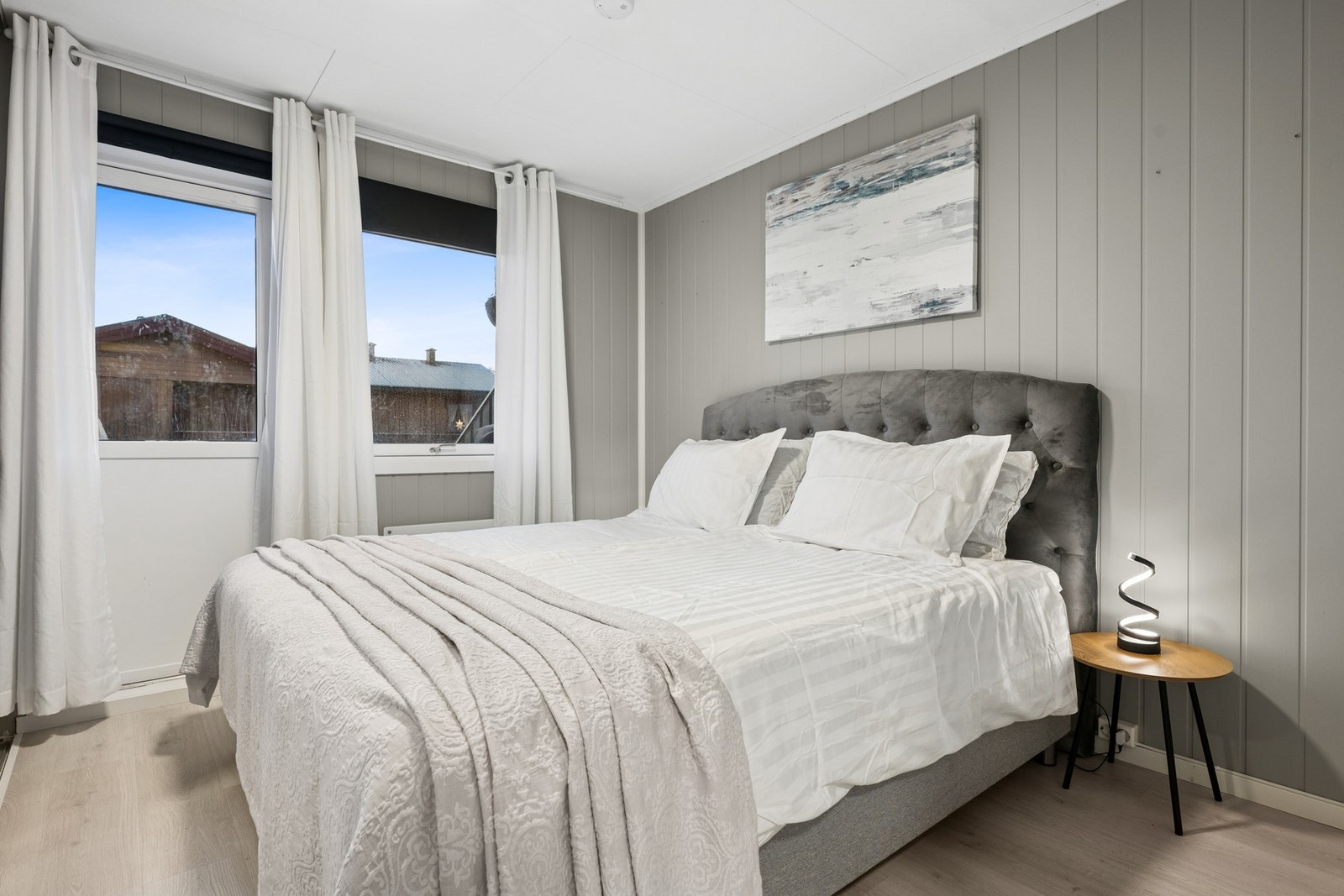 Hovedsoverom med laminatgulv og vegger med trepanel/malte overflater. Galleribilde