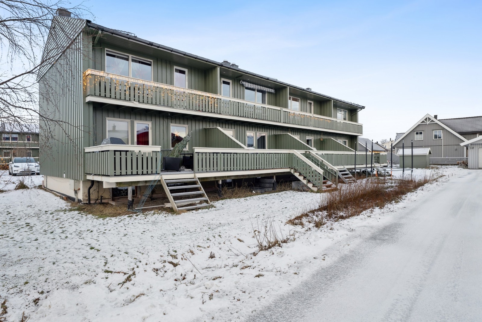 Utvendig vedlikehold utført i 2023/2024, med utskifting av deler av bordkledningen og full utvendig oppmaling av bygget. Galleribilde