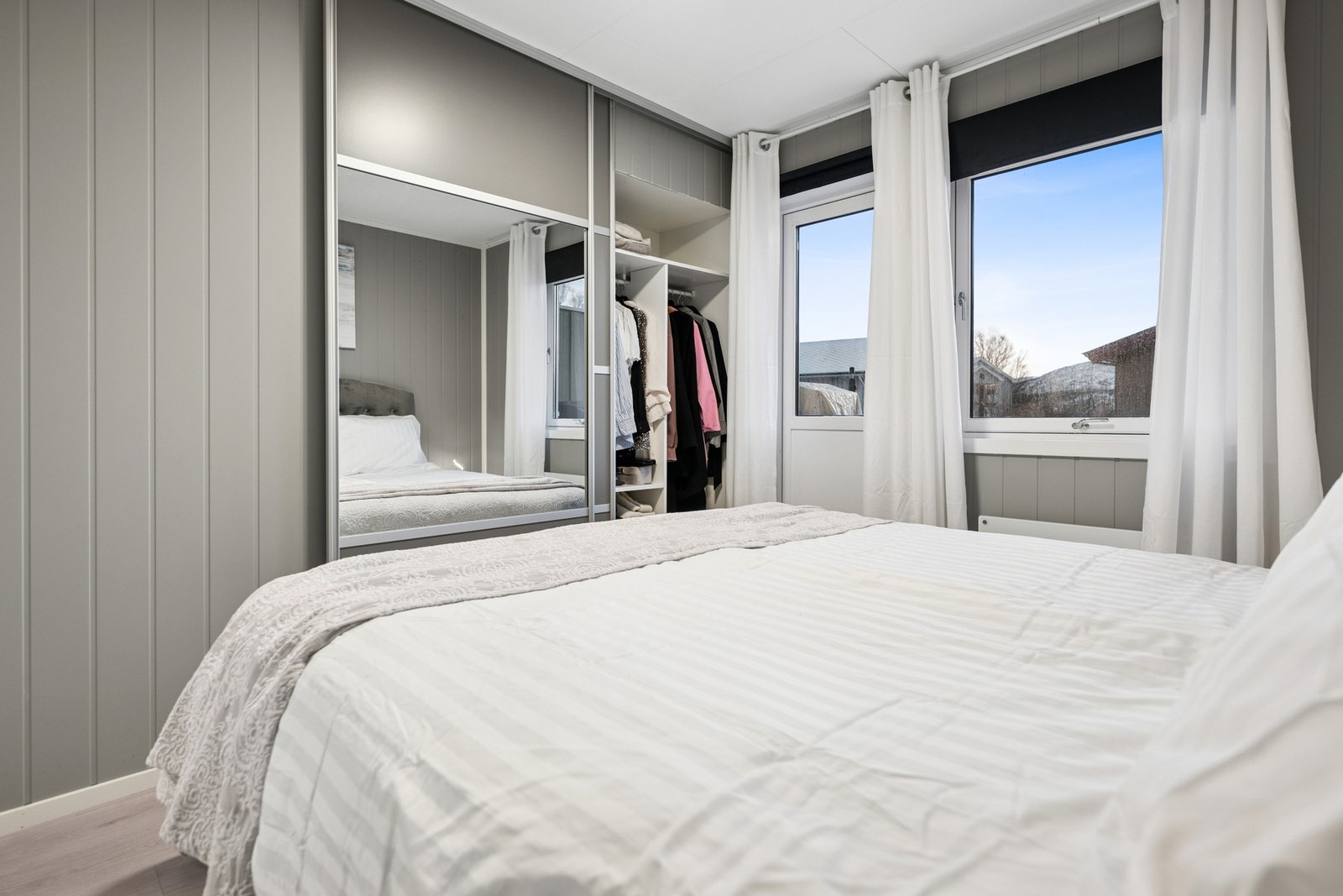 Soverom med garderobeskap og direkte adkomst til balkong på ca. 16 m². Galleribilde