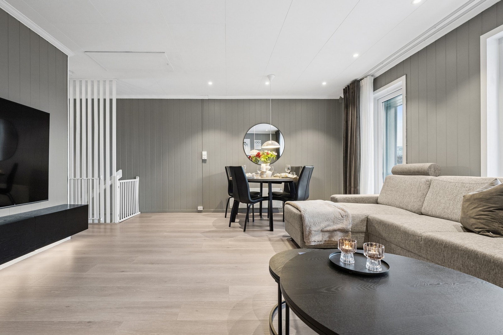 Stuen er etablert med lysspotter fra 2024 og har direkte adkomst til balkong. Galleribilde