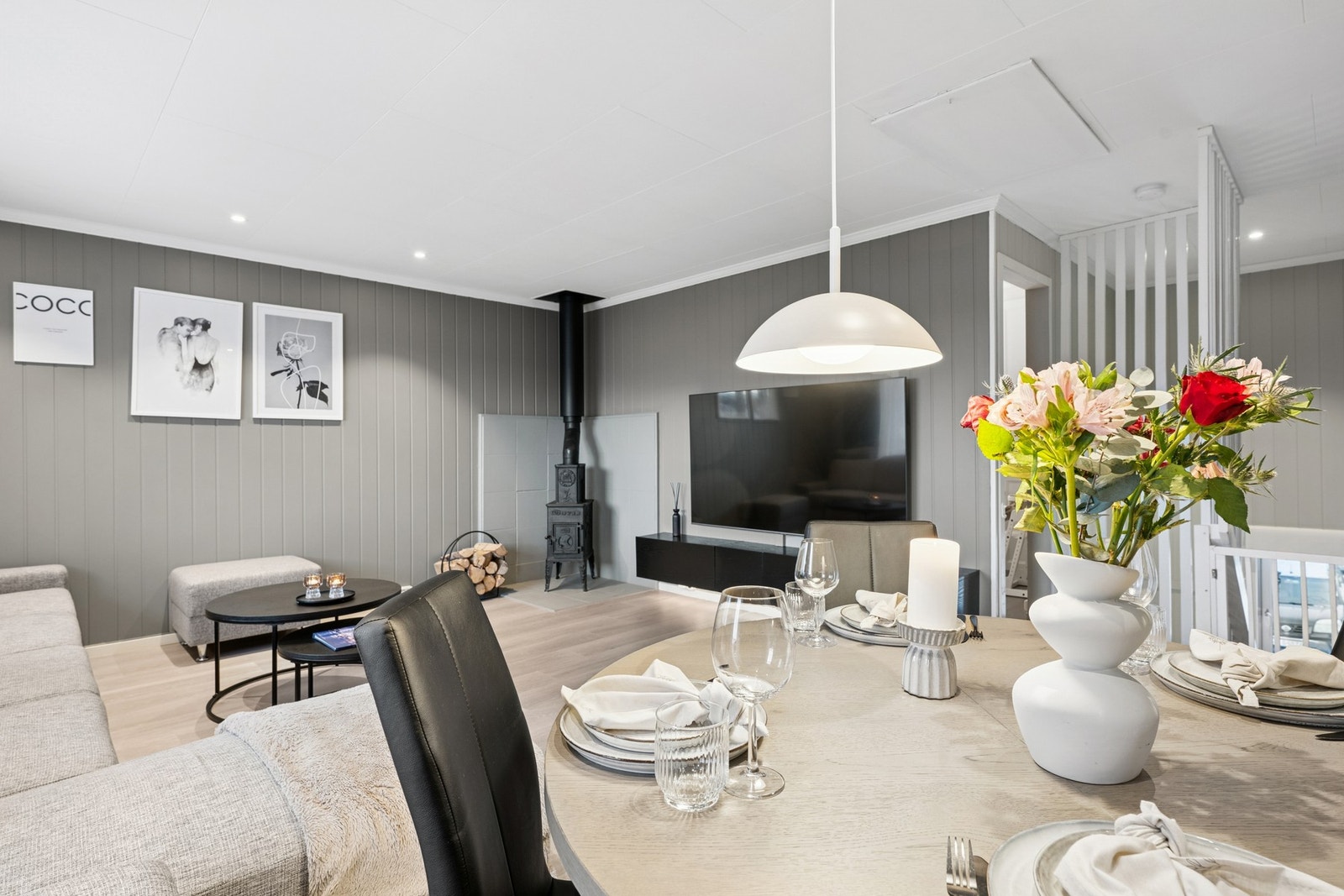 Lys og romslig stue med plass til både spise- og sittegruppe. Moderne overflater og gode lysforhold. Galleribilde