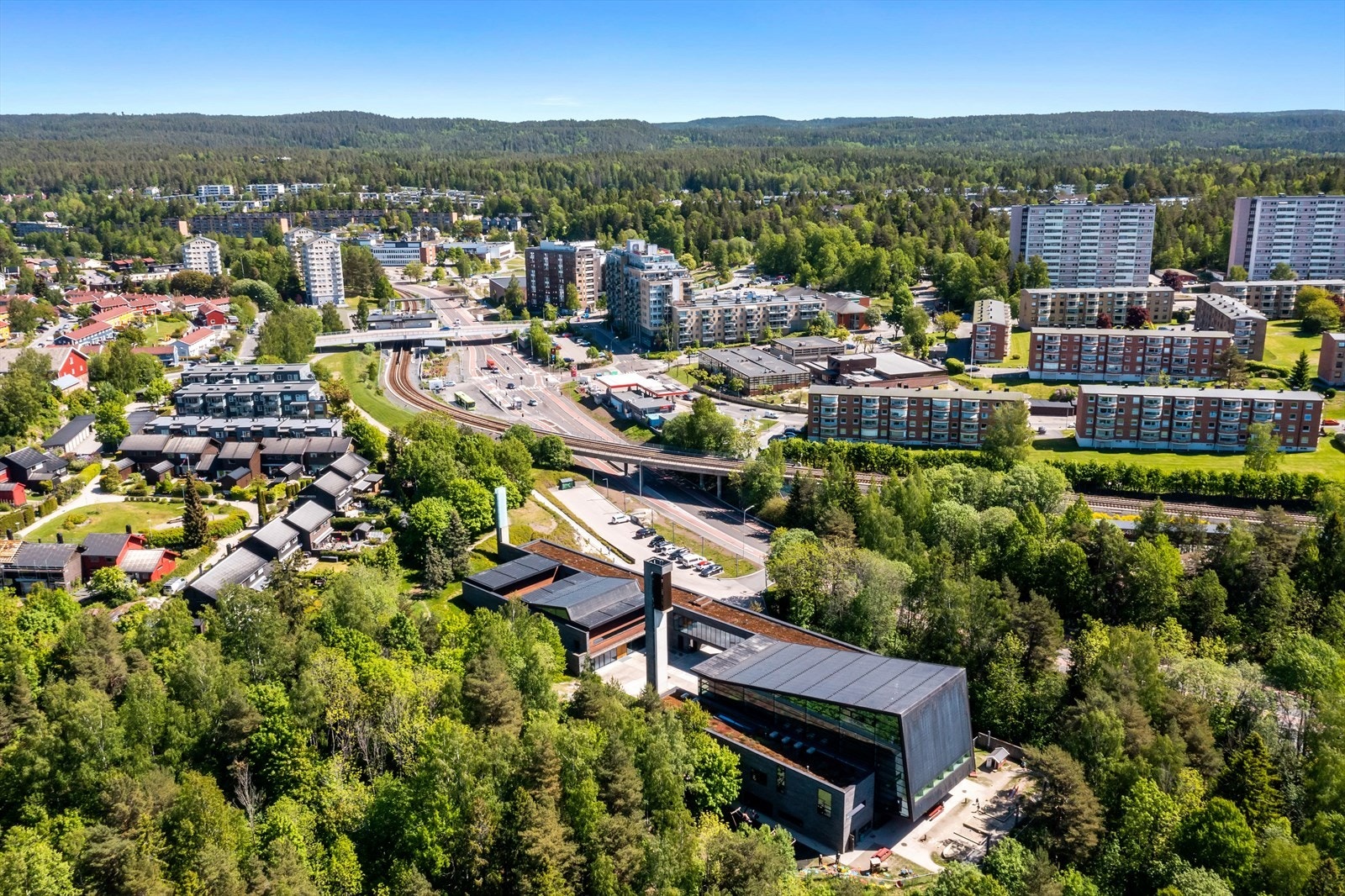 Kun 4 minutters gange til Bøler Senter med godt utvalg av forretninger og servicetilbud, inkludert vinmonopol, apotek, bibliotek og Bøler bad. Galleribilde
