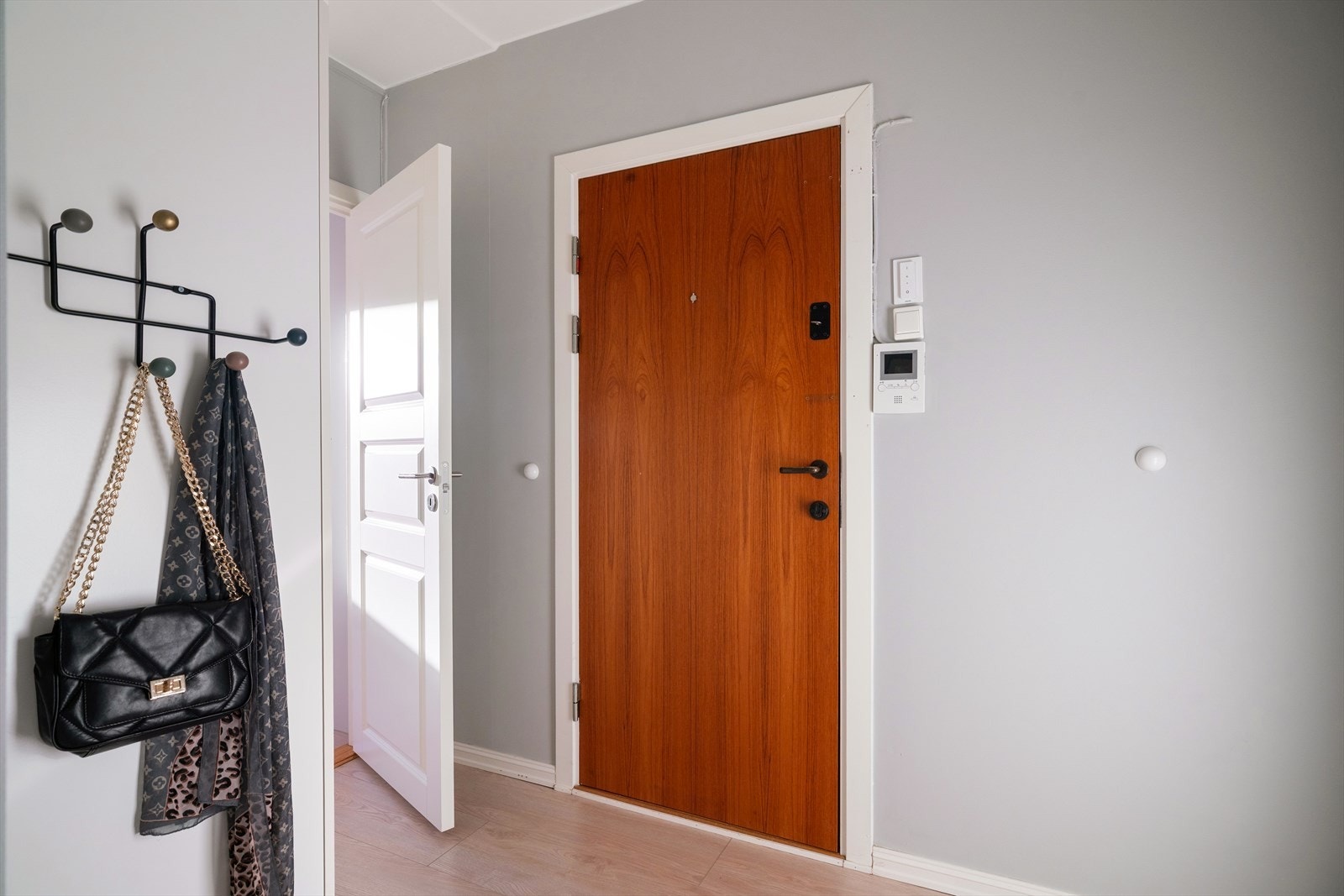 Leiligheten er tilknyttet felles callinganlegg. Det er montert smartlys fra Philips hue lys i alle rom utenom bad som medfølger boligen. Galleribilde