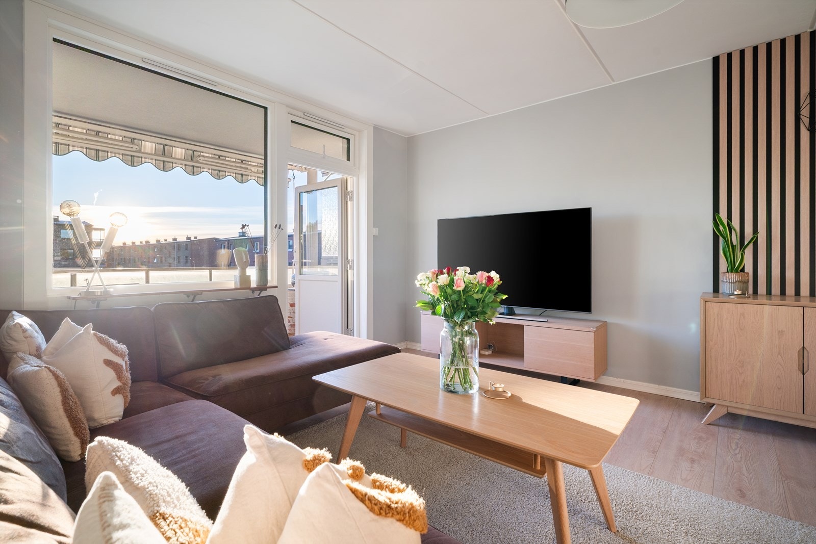 Lun og hyggelig stue som naturlig kan deles inn i to soner. God plass til sofagruppe med tilhørende TV-møblement. Galleribilde