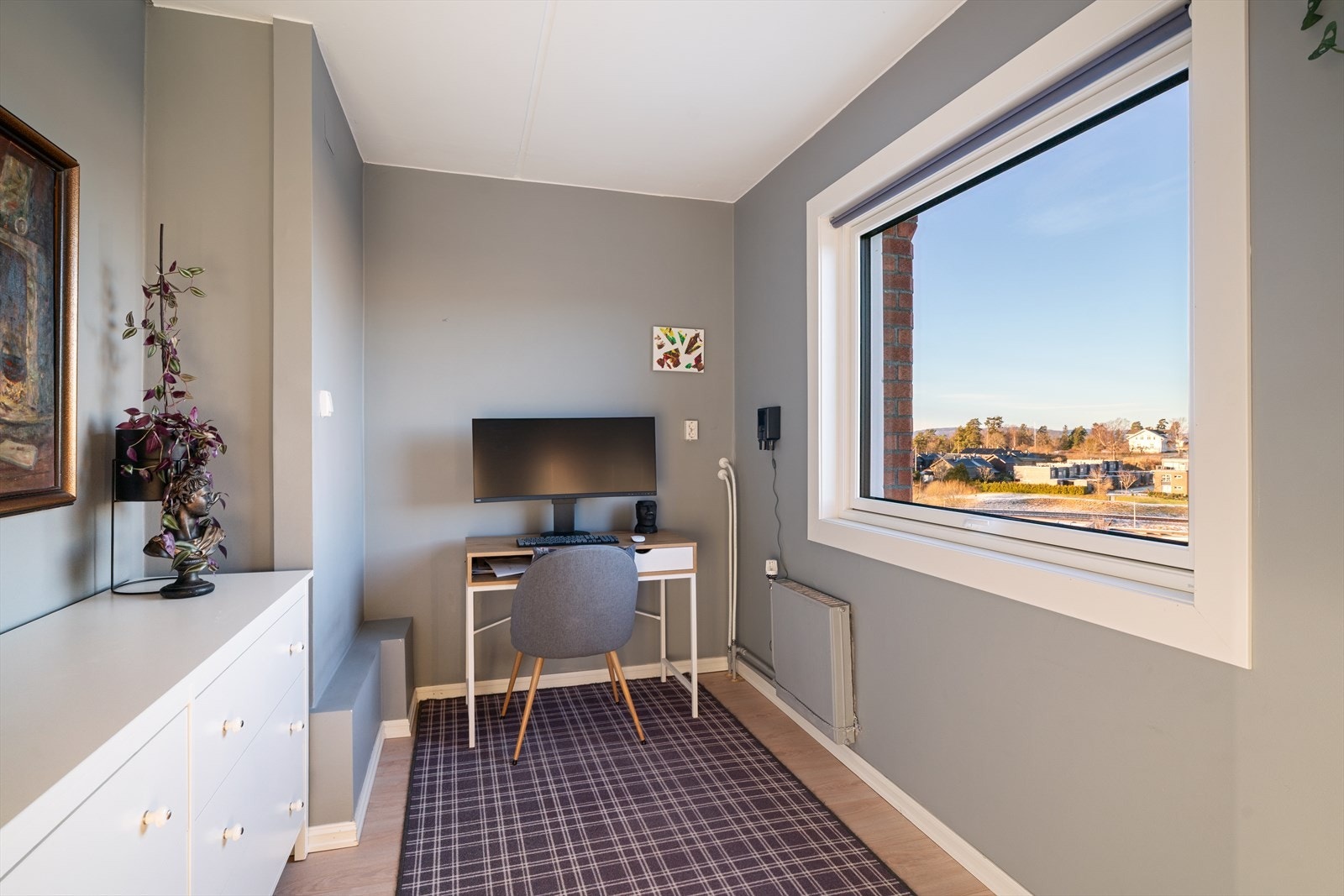 Det tredje soverommet gjør seg ypperlig til barnerom, gjesterom eller eventuelt som hjemmekontor. Galleribilde