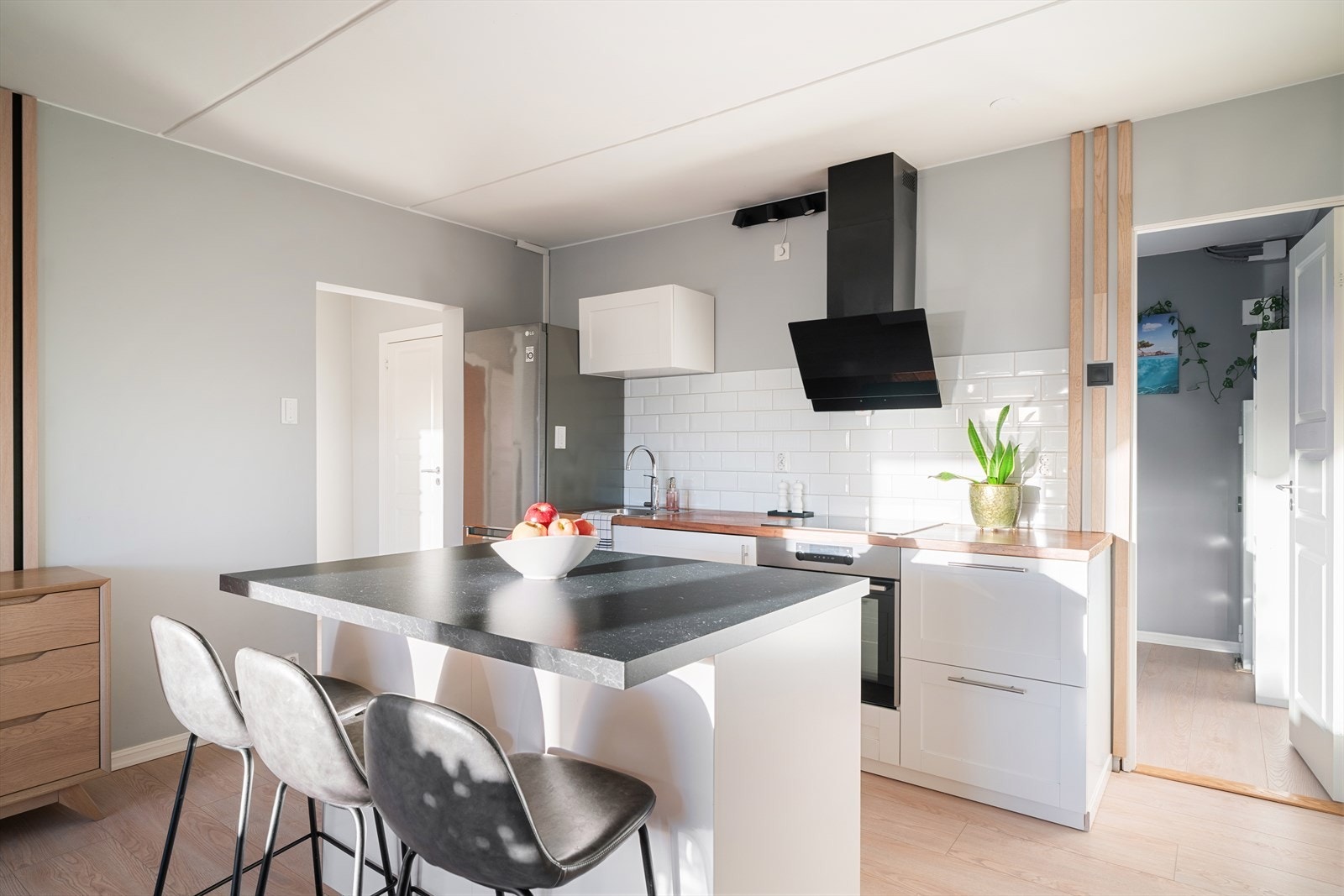 Pent kjøkkenet er i en sosial åpen løsning mot stuen montert i 2021. Galleribilde