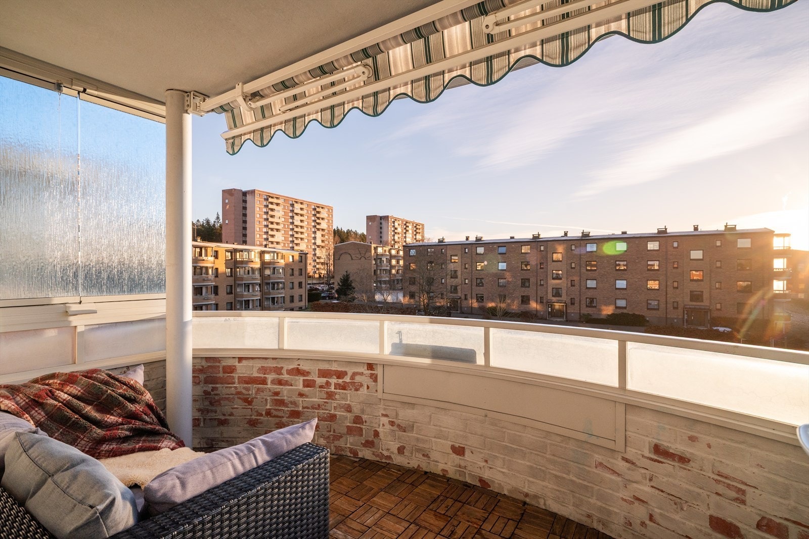 Balkongen har et hyggelig utsyn mot felles grøntarealer og god plass til sittegruppe, grill og beplantning, hvor hyggelige sommerdager kan nytes i godt selskap. Galleribilde