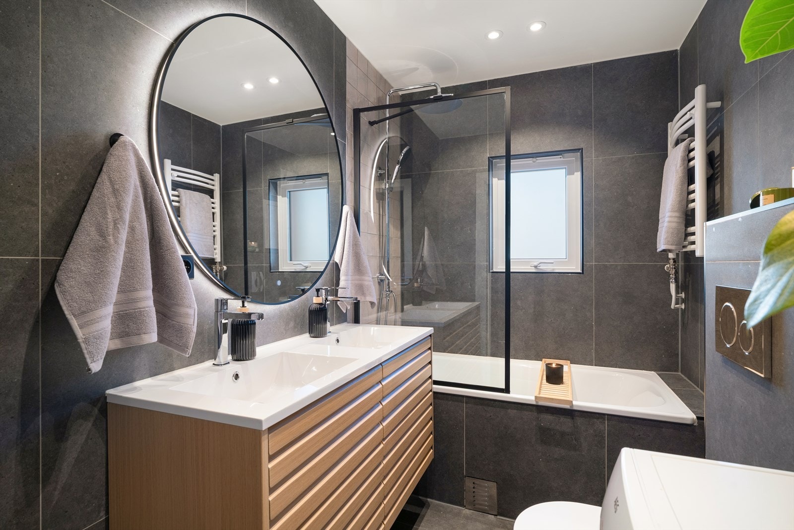 Pent flislagt baderom som ble totalrehabilitert i 2024. Galleribilde