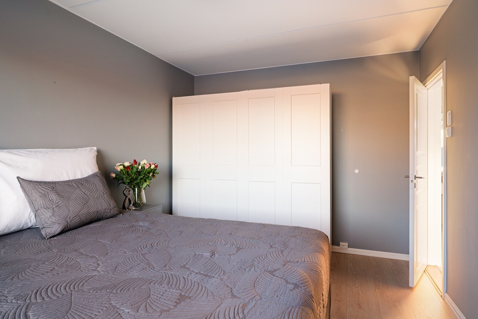 Stort og praktisk garderobeskap. Galleribilde