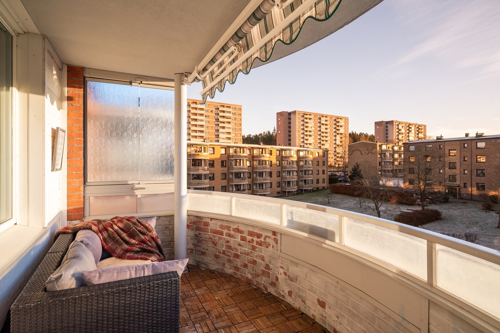 Fra stuen er det utgang til en sydvent balkong på 7m², her har du gode lys- og solforhold. Galleribilde