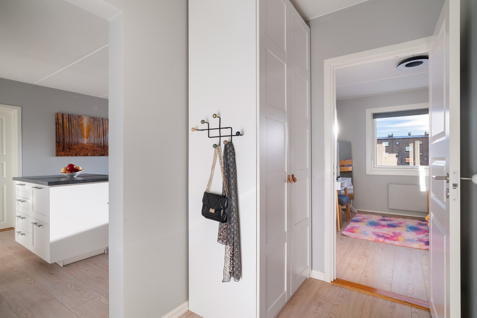 Velkommen inn! Man ønskes velkommen inn av en lys og hyggelig entré med god plass til å henge av seg yttertøyet og sette fra seg sko. Galleribilde