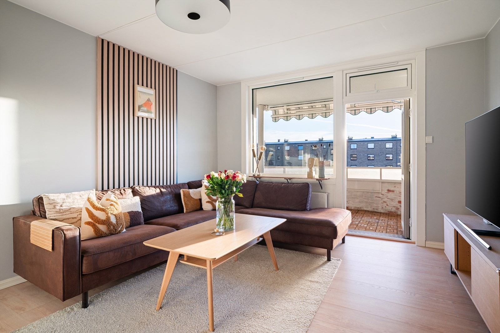 Fra stuen er det utgang til en sydvent balkong på 7m², her har du gode lys- og solforhold. Galleribilde