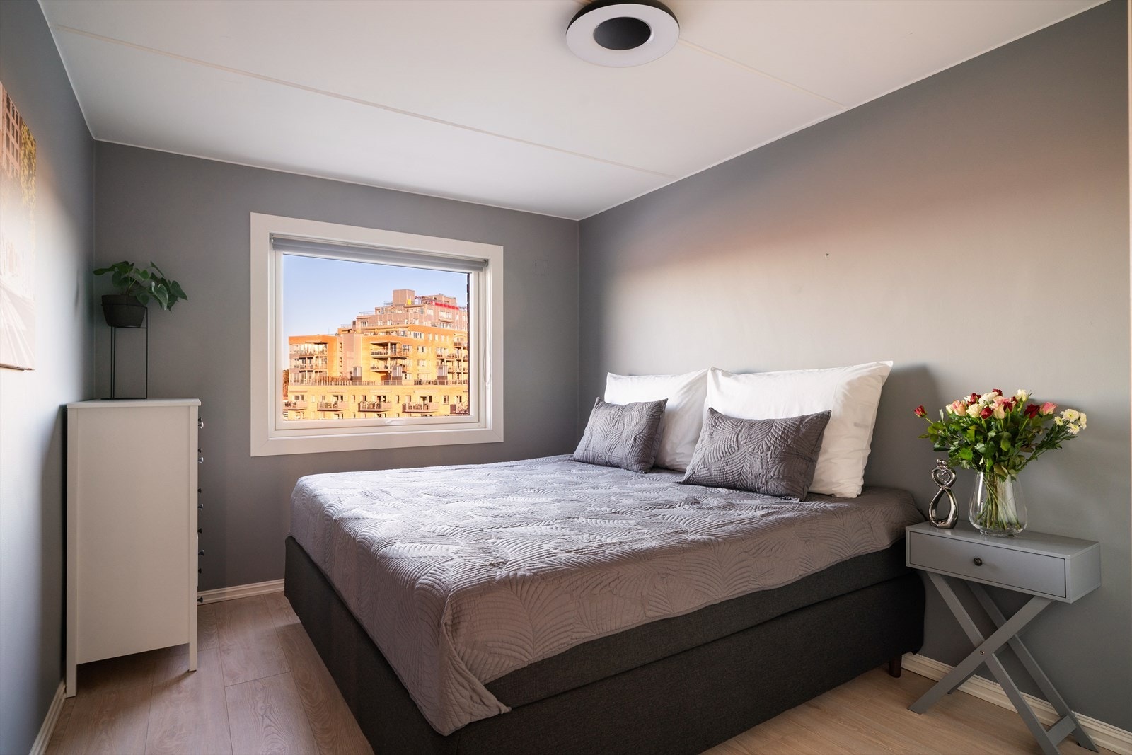 Leiligheten har 3 gode soverom. Hovedsoveromet har god plass til dobbeltseng, nattbord og garderobeløsning. Galleribilde