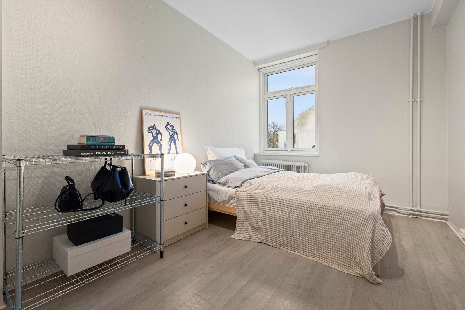 Hovedsoverommet - romslig og har god plass til dobbeltseng og nattbord på hver sin side. Galleribilde