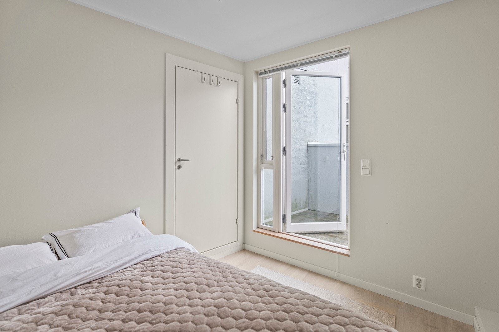 Rommet har utgang til en balkong og kan enkelt innredes etter egne preferanser, enten det er behov for et hjemmekontor, barnerom eller et komfortabelt gjesterom. Galleribilde