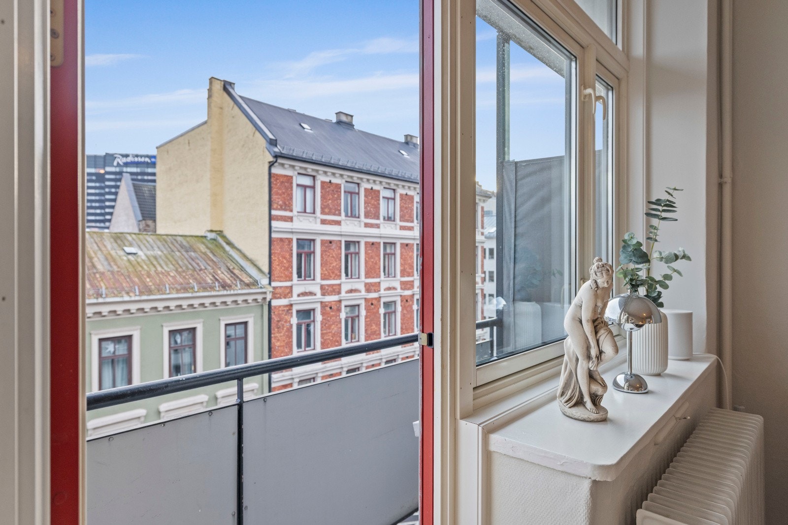 .I enden av rommet er det utgang til en koselig balkong, som på sommerstid oppleves som en forlengelse av stuen. Galleribilde