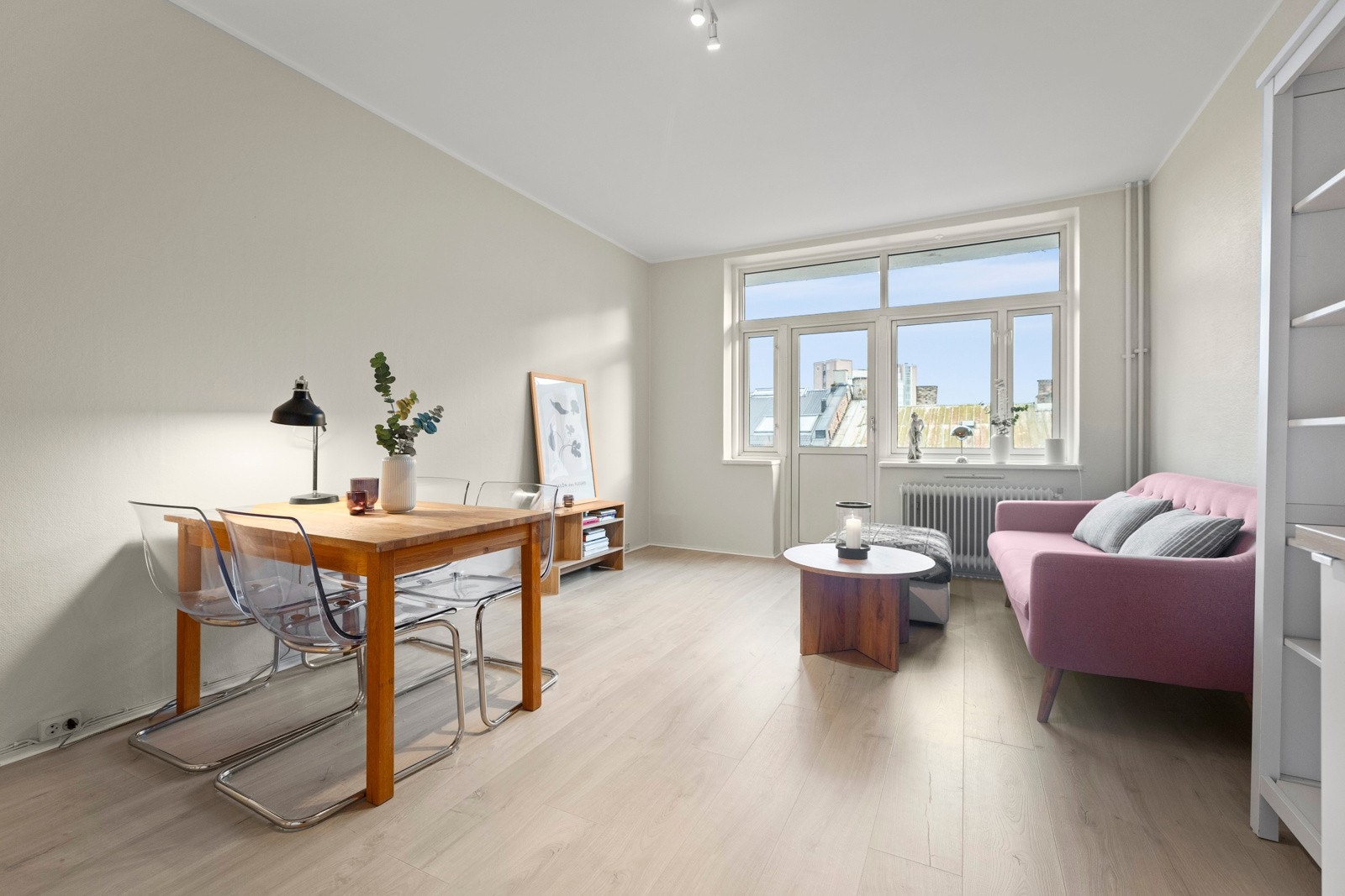 Stuen i leiligheten er romslig og flott opplyst med store vindusflater som gir rikelig med naturlig lys, og skaper en god atmosfære. Galleribilde