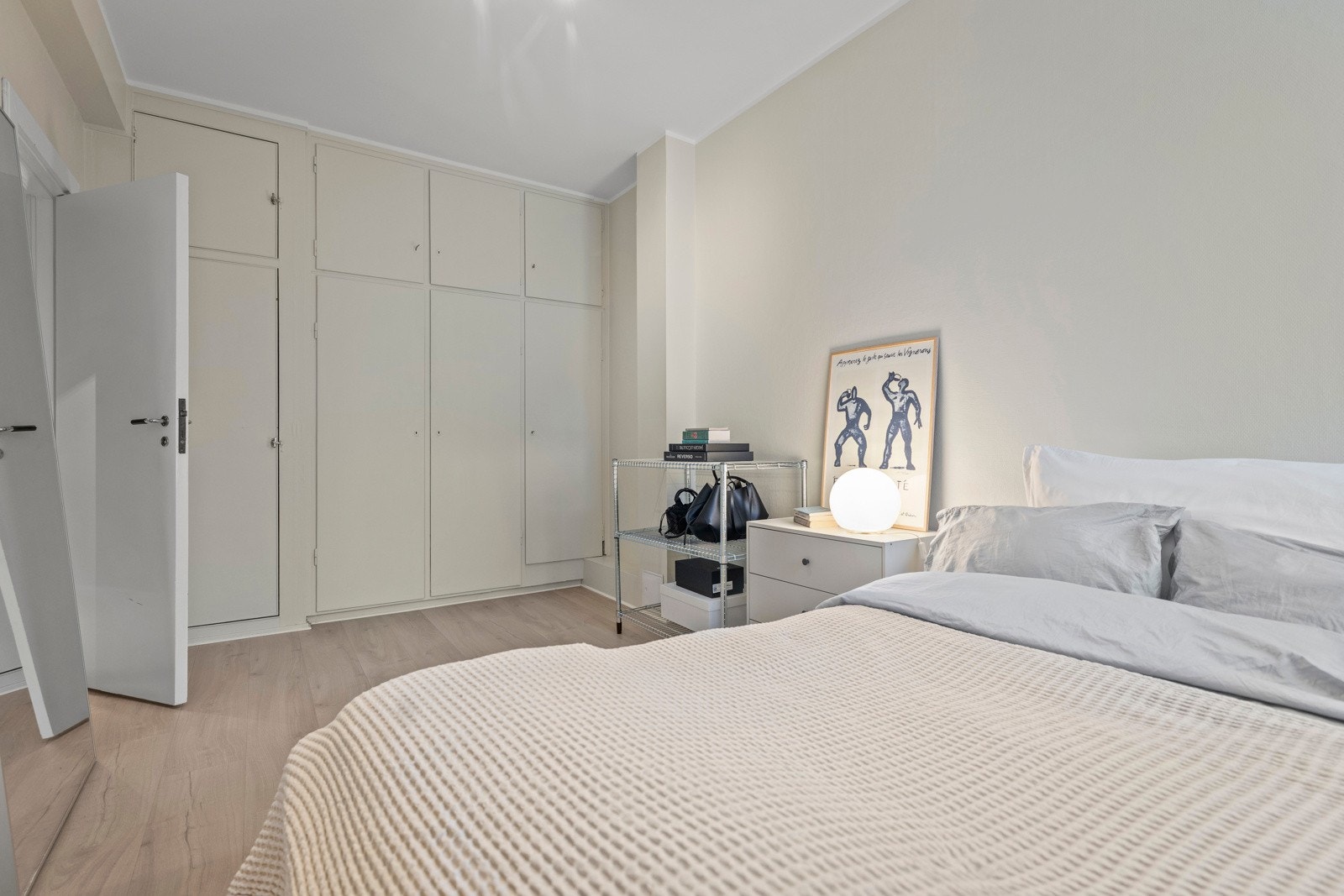 Rommet har god plass til garderobeløsning som vil gi praktisk oppbevaringsplass for klær og sengetøy, og bidra til et ryddig og organisert rom. Galleribilde