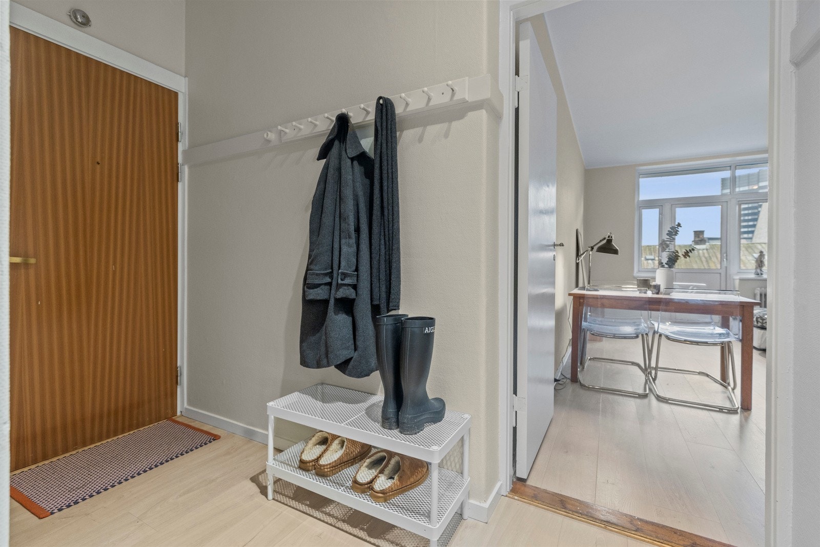 Hyggelig entré som gir et godt førsteinntrykk og fungerer som det naturlige knutepunktet i leiligheten. Herfra er det adkomst til et soverom, bad og en gang. Galleribilde