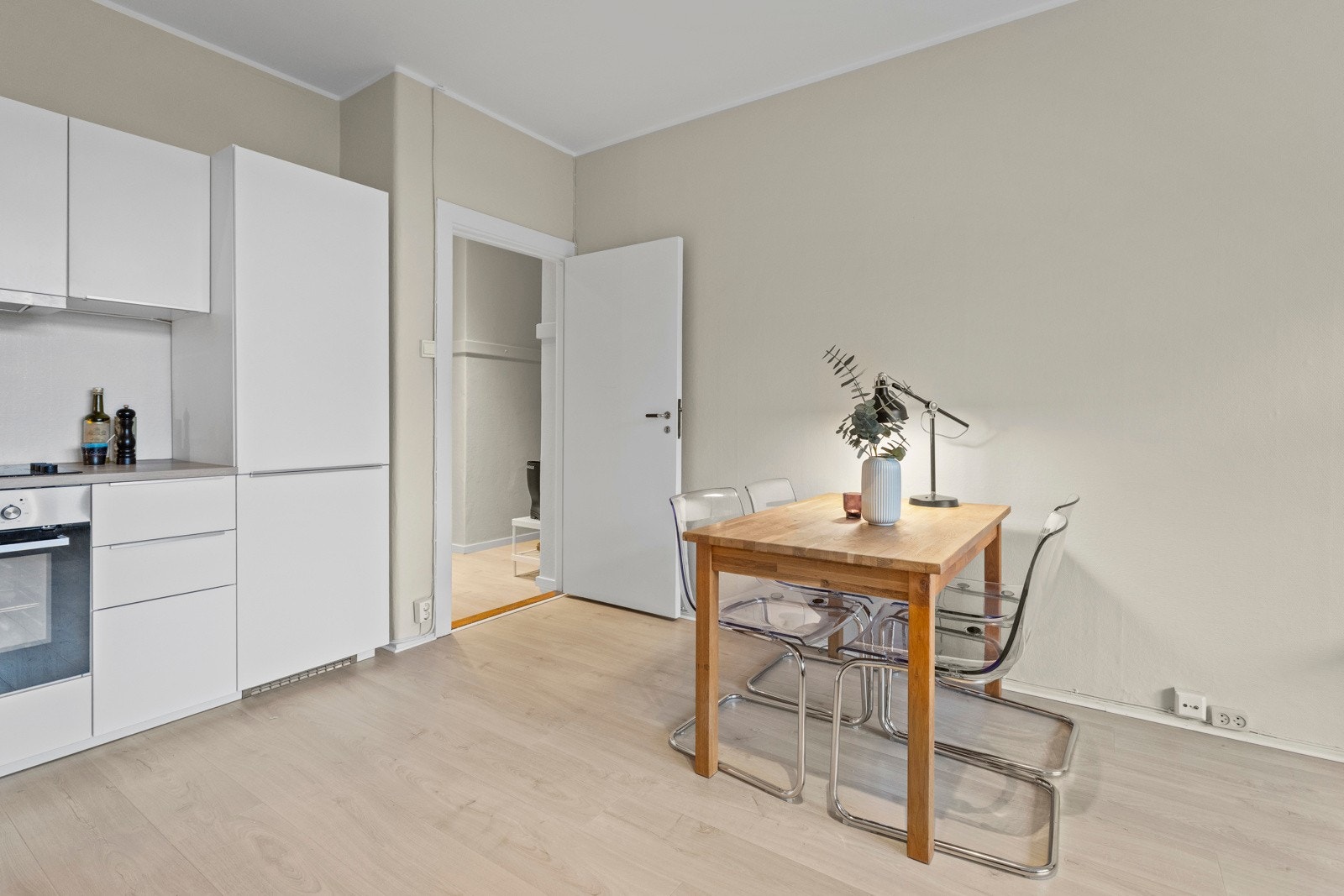 Kjøkkenet er innredet med integrerte hvitevarer som komfyr, platetopp, kjøl/frys og oppvaskmaskin. Det er kjøkkenventilator med kullfilter. Galleribilde