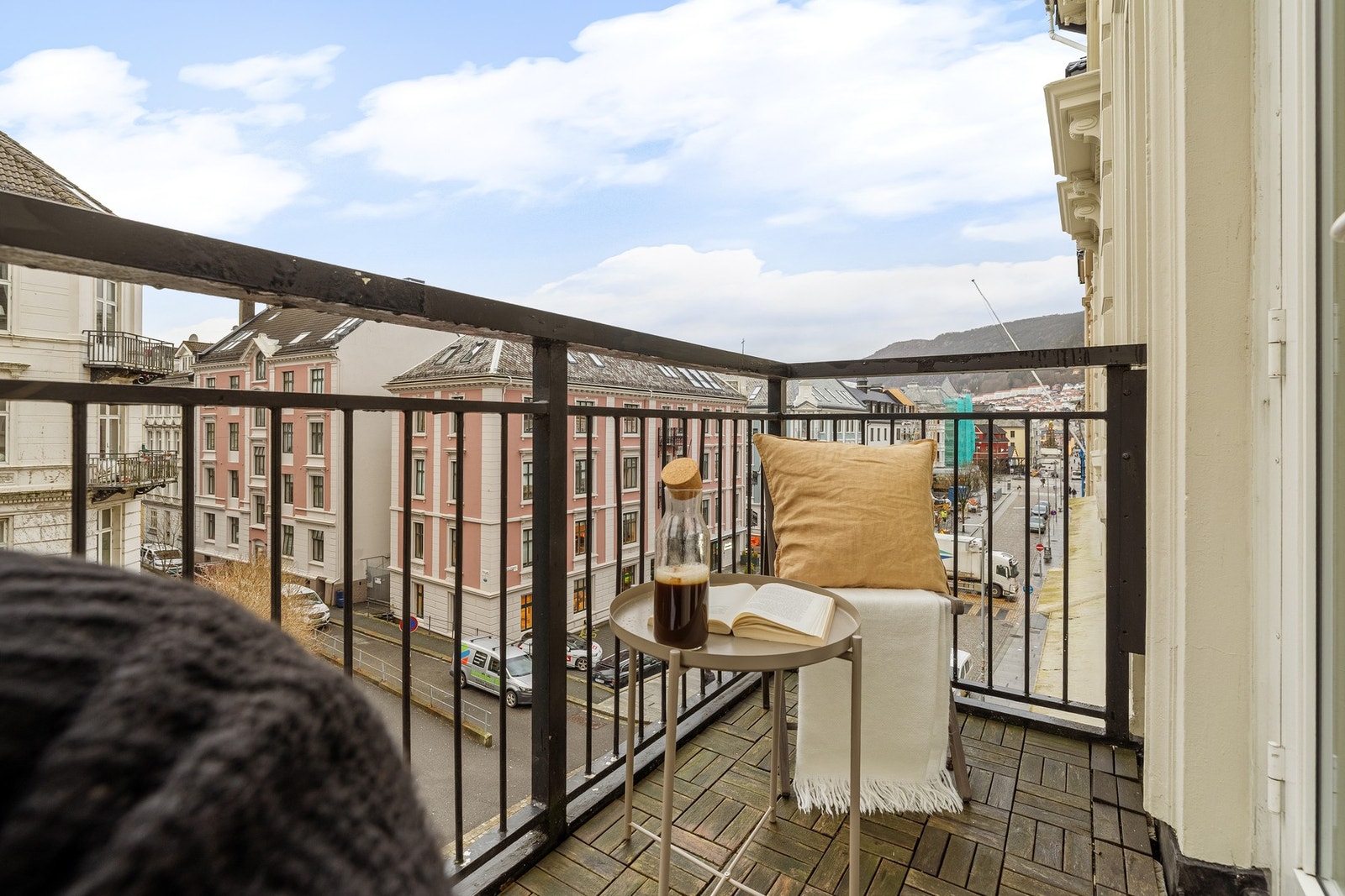 Fra balkongen har man hyggelig utsikt over sentrum. Galleribilde