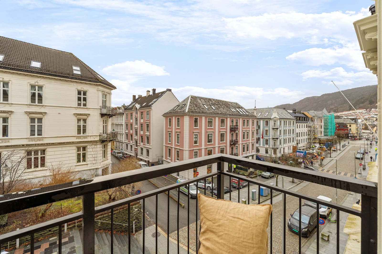 Leiligheten har en privat og koselig balkong. Galleribilde