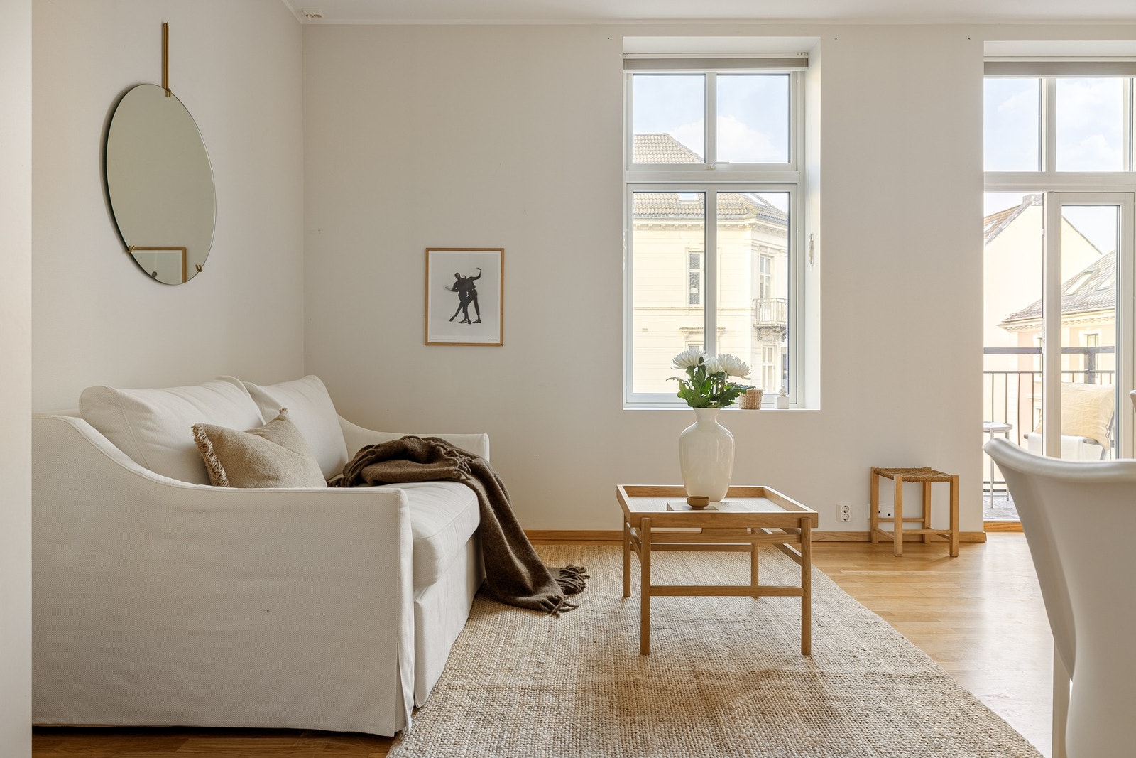 Leiligheten får godt med naturlig lysinnslipp gjennom stort vindu og balkongdøren. Galleribilde