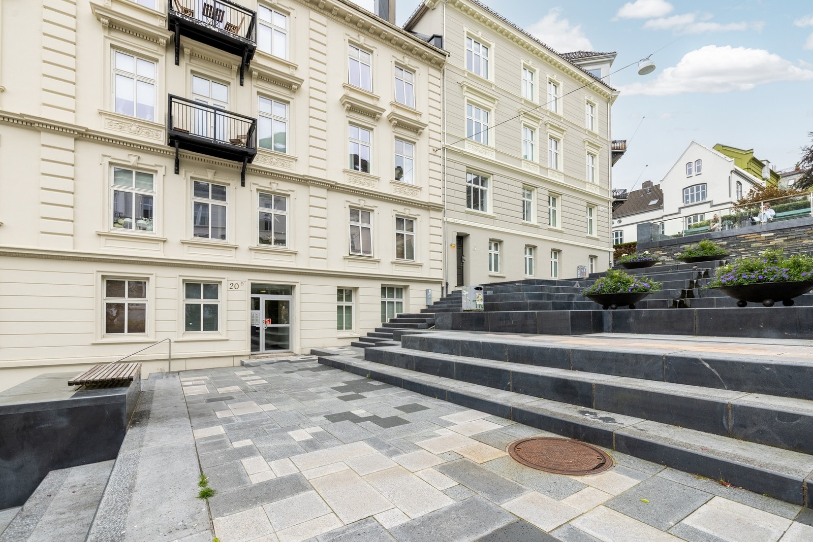 Det er ingen biltrafikk rett utenfor leiligheten. Galleribilde