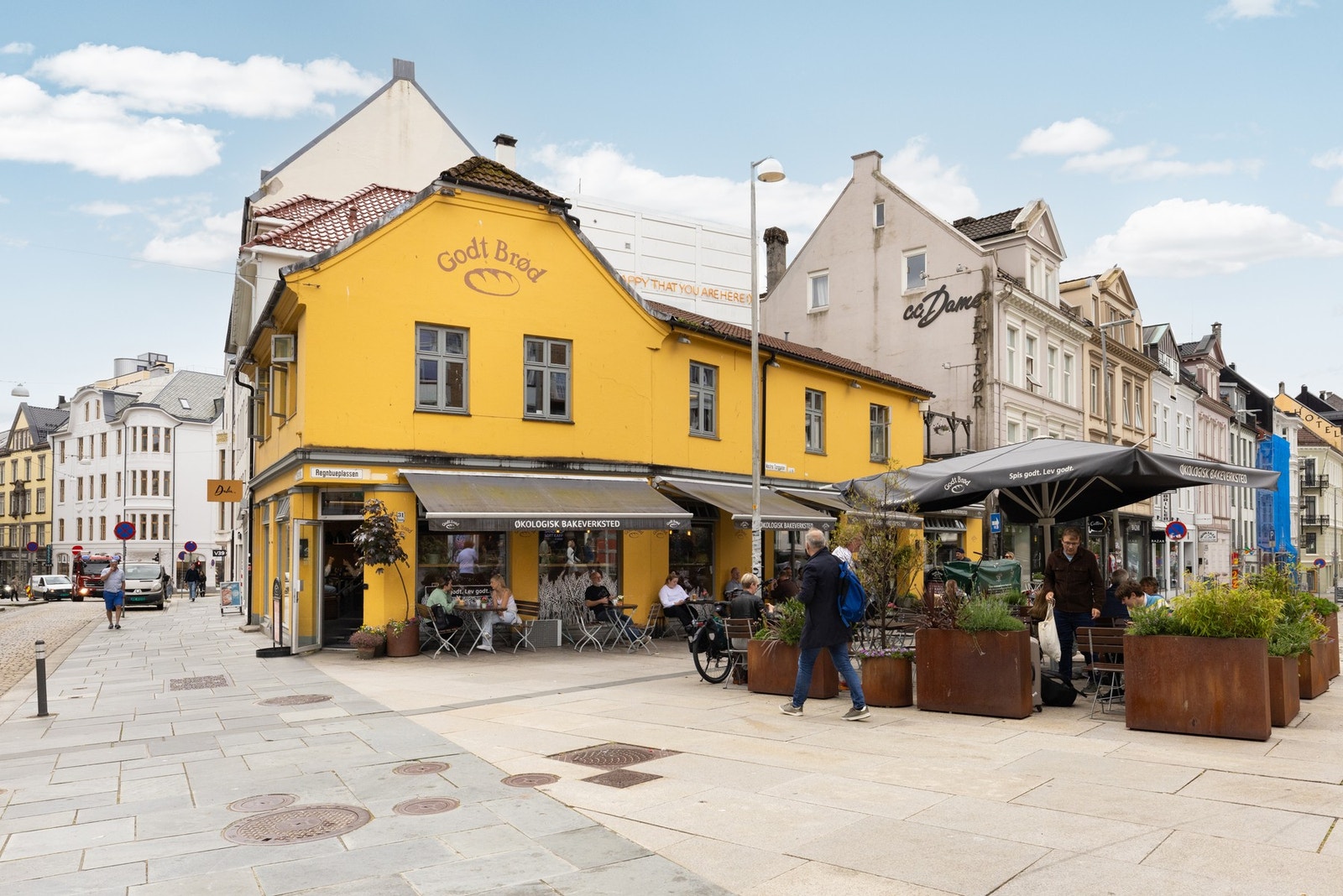 Koselige Godt Brød ligger rett ned i gaten og byr på gode boller, ferskt brød og nytraktet kaffe. Galleribilde