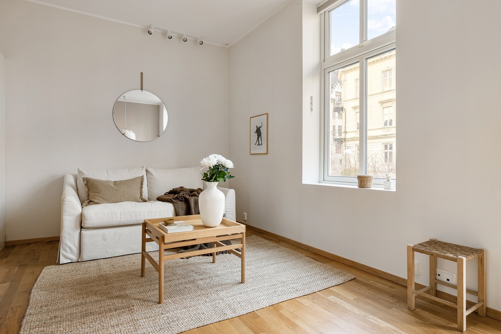 Leiligheten har en meget god takhøyde som gir en god romfølelse. I stuen er det 2,77 meter under taket. Galleribilde