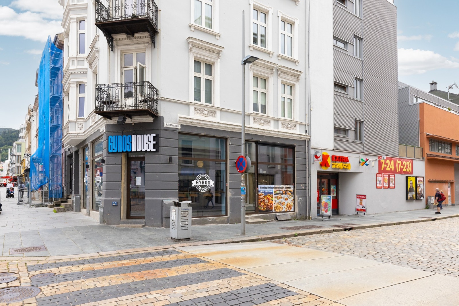 Det er flere butikker, restauranter, caféer rett i nærheten. Galleribilde