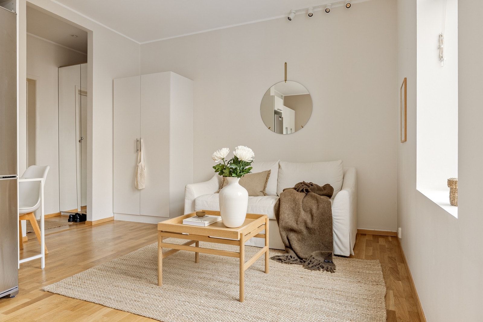 I stuen er det plass til å møblere med spisebord, sofa/seng, garderobeløsning og tilhørende møblement. Galleribilde