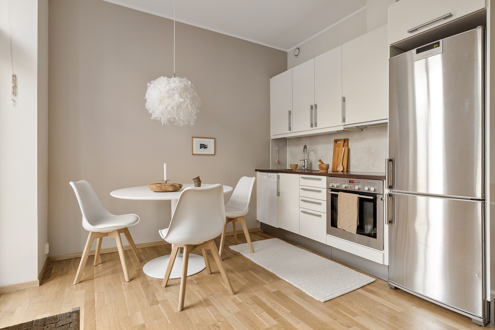 På kjøkkenet er det integrert stekeovn, platetopp og plass/opplegg for kjøleskap med frysedel og oppvaskmaskin. Alle hvitevarene medfølger. Galleribilde