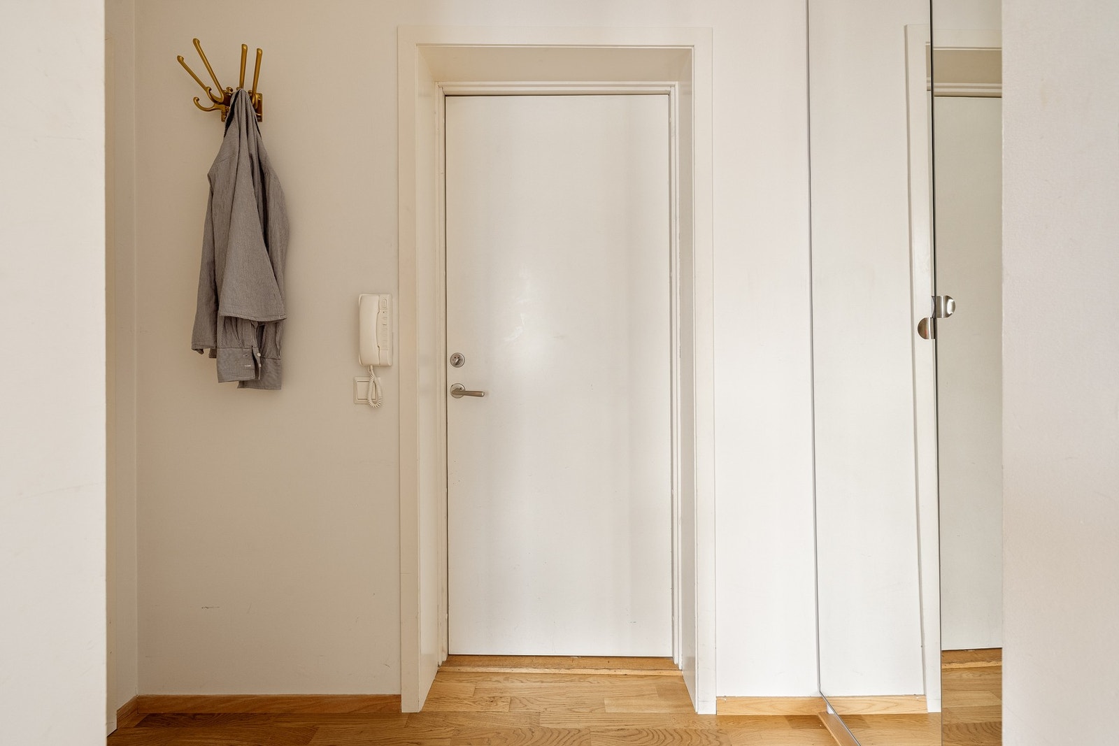 Innbydende entré med garderobe og porttelefon. Galleribilde