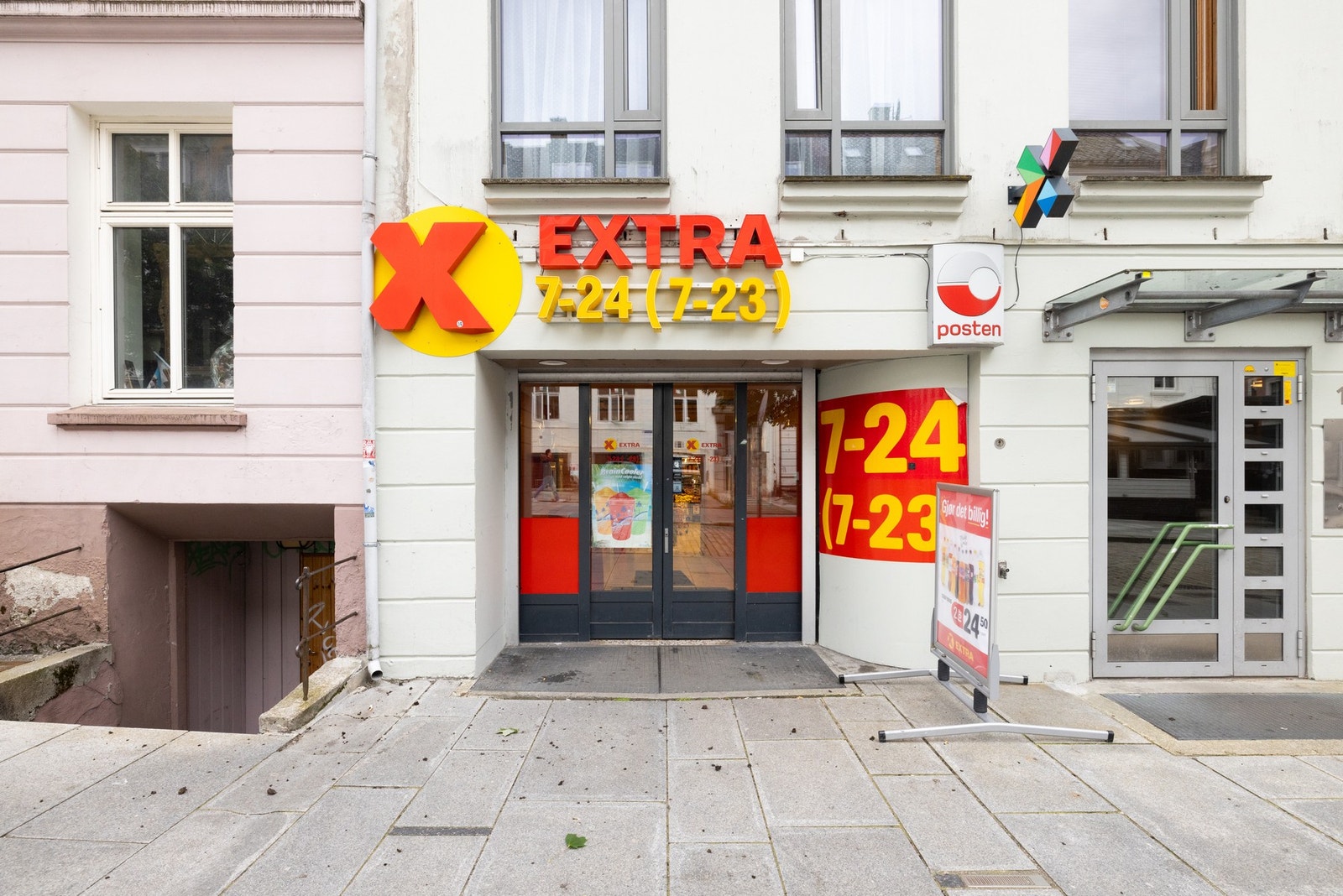 Kun 80 meter fra leiligheten finner man dagligvarebtuikken Extra med lange åpningstider og post i butikk. Galleribilde