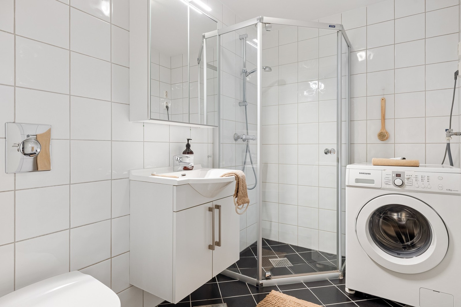 Fint helfliset bad med varme i gulv. Galleribilde