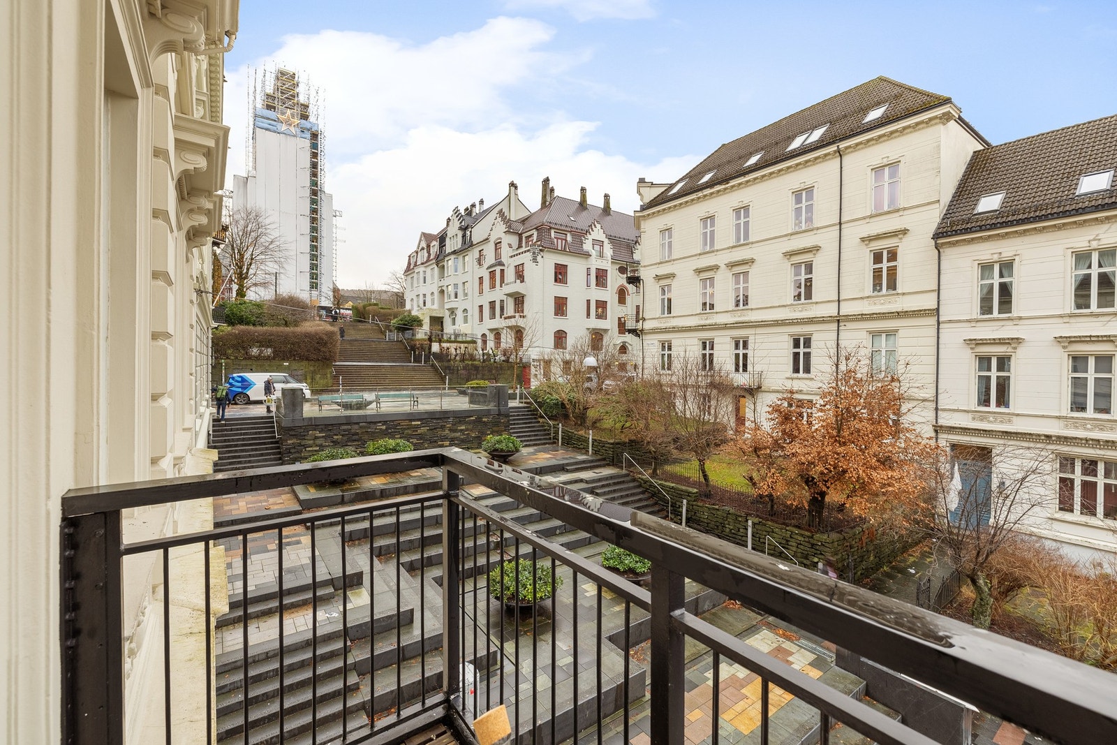 I motsatt retning har man utsikt opp til flotte Johanneskirken som er under rehabilitering. Galleribilde