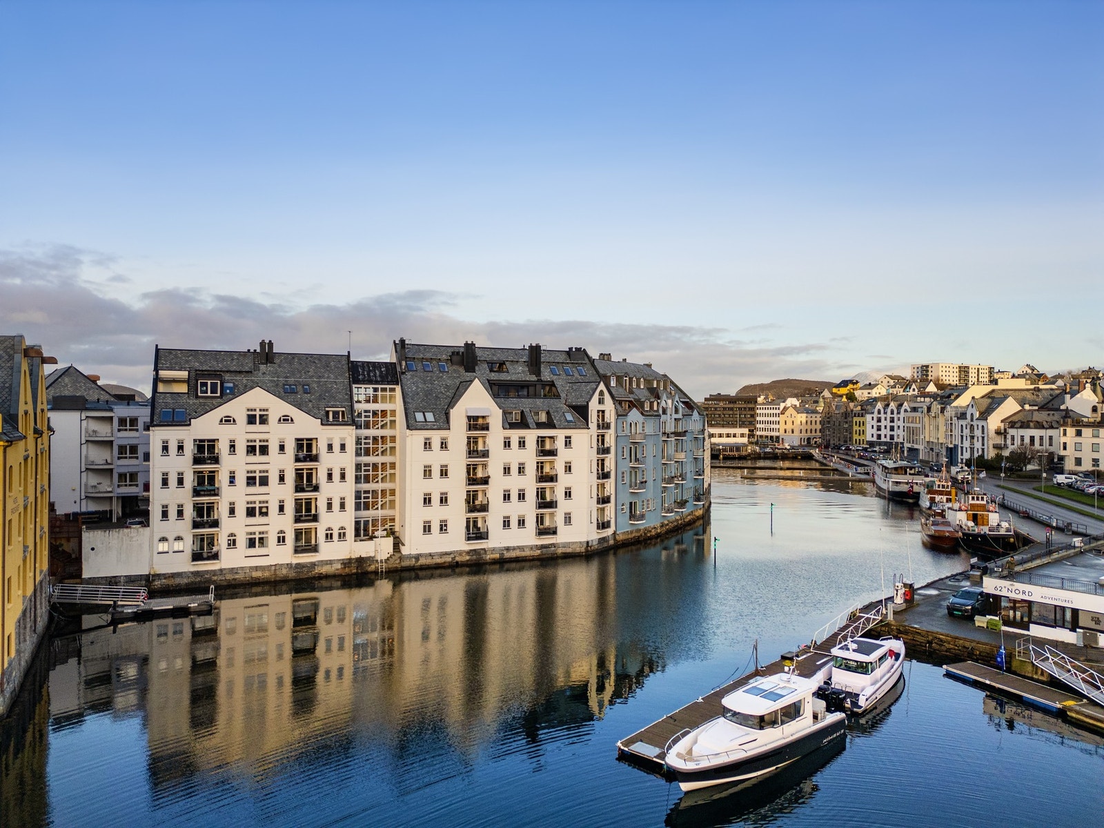 Beliggenheten er uslåelig, her bor du bokstavelig talt midt i hjertet av Ålesund. Galleribilde