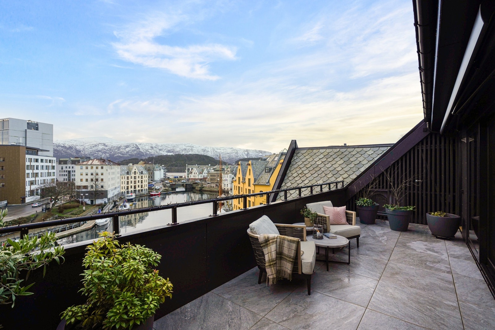 Hovedstuen forlenges av en sydvendt terrasse, der utsikten viser seg fra sin beste side. Galleribilde
